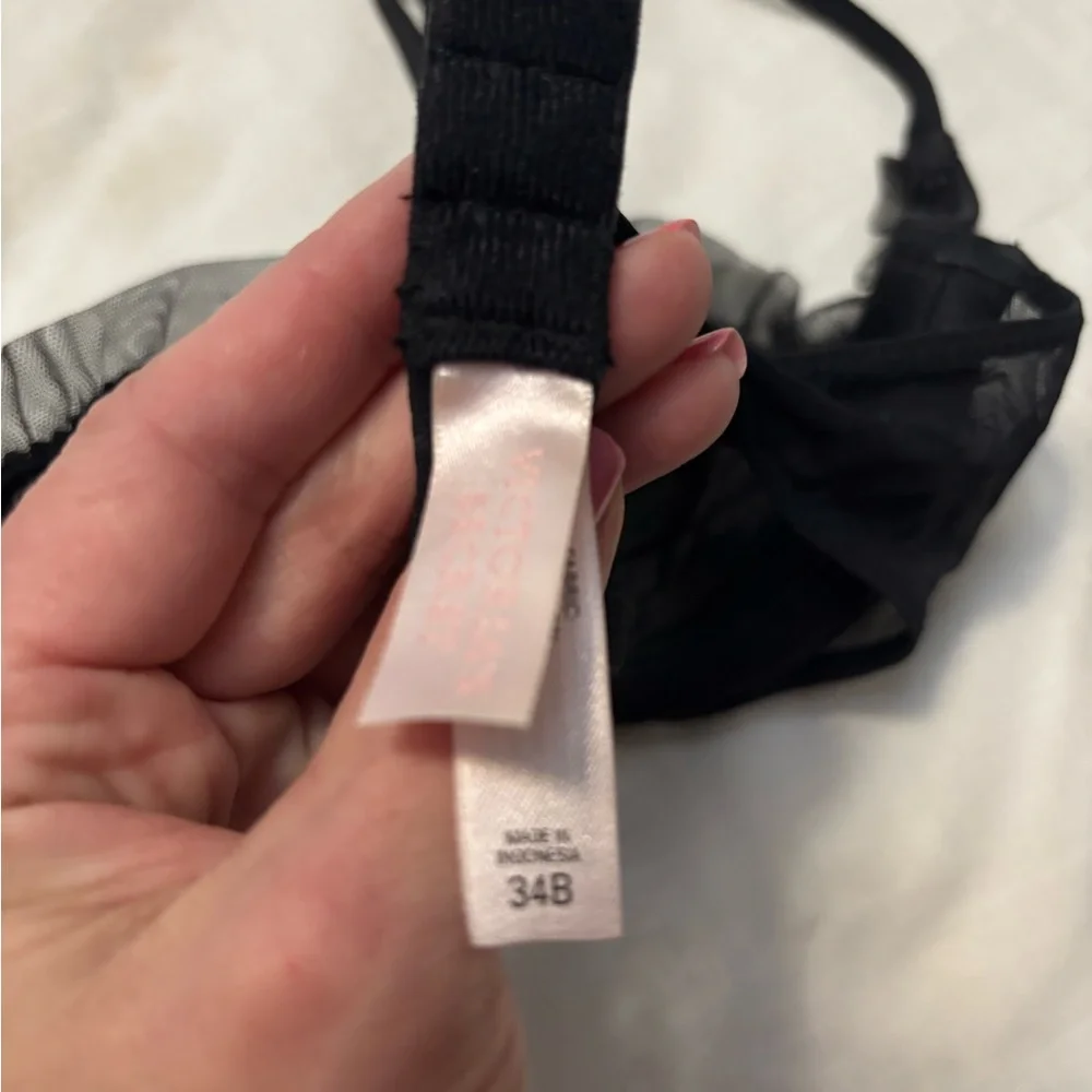 Elegant Black Bra with Ruffle Detail - Picture 4 of 6